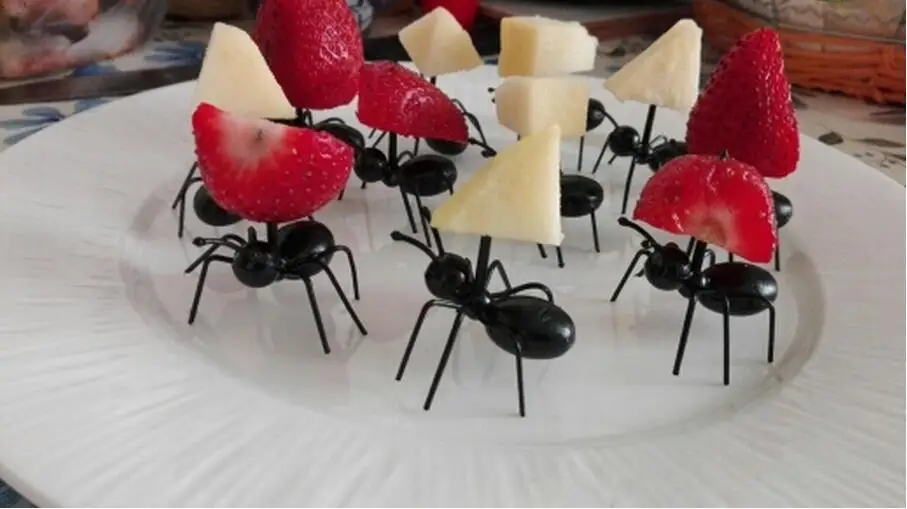 12 шт./лот, мини вилка для фруктов в форме муравья, столовые приборы, пластиковые Десертные Вилки для торта, посуда для еды, вечерние украшения QA 107
