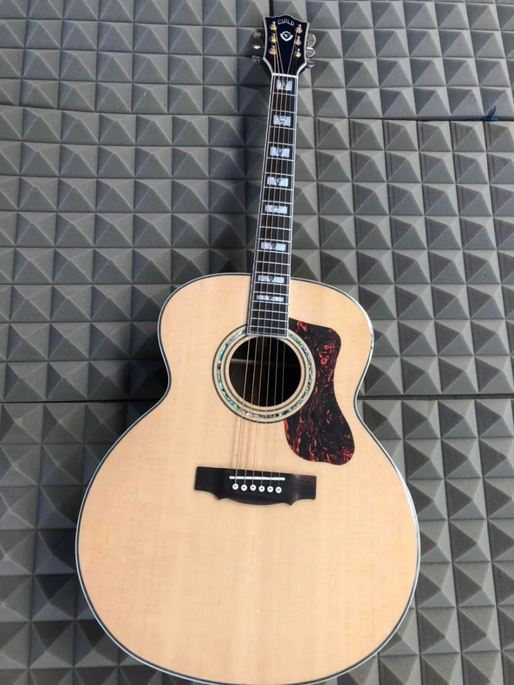 KSG 6 strings F50 solid top jumbo Guild acoustic guitar