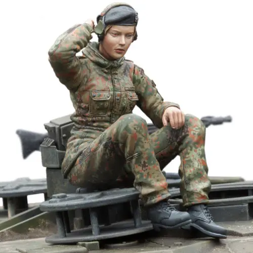 1:16 resin figure model kit Bundeswehr Female Tank Crew Unassambled Unpainted