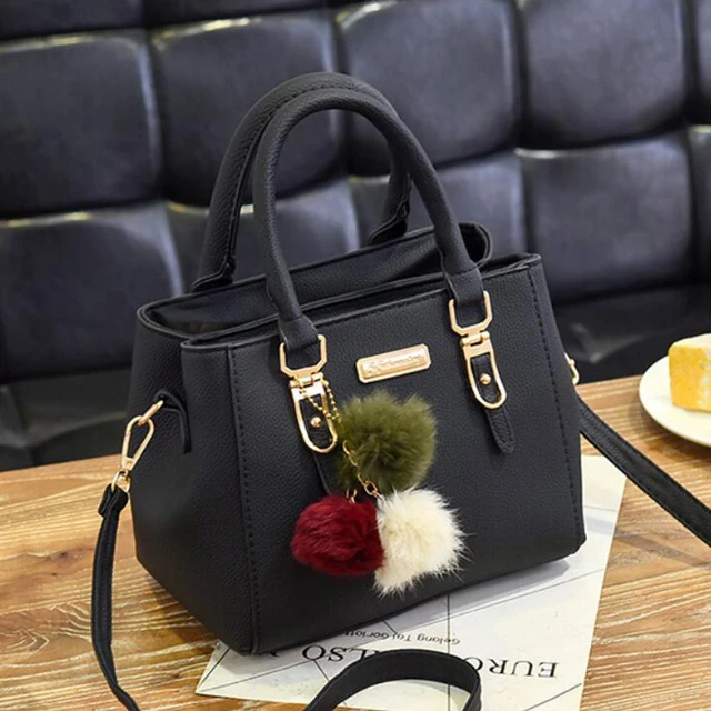Dames schoudertas met reliëf hanger en pluizige pompon_voghion.com