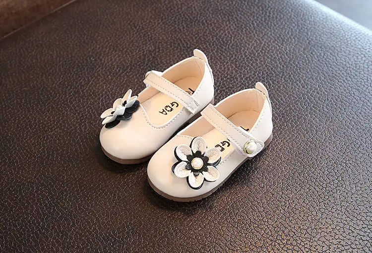 Кожаная обувь принцессы с жемчужинами для новорожденных девочек; Бежевая обувь на плоской подошве с цветком; модельные туфли для детей 0, 1, 2, 3 лет; Новинка