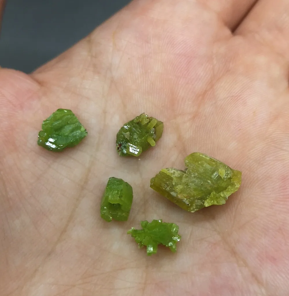 Five Natural stones and crystals natural Pyromorphite mineral specimen collection gemstones quartz from China