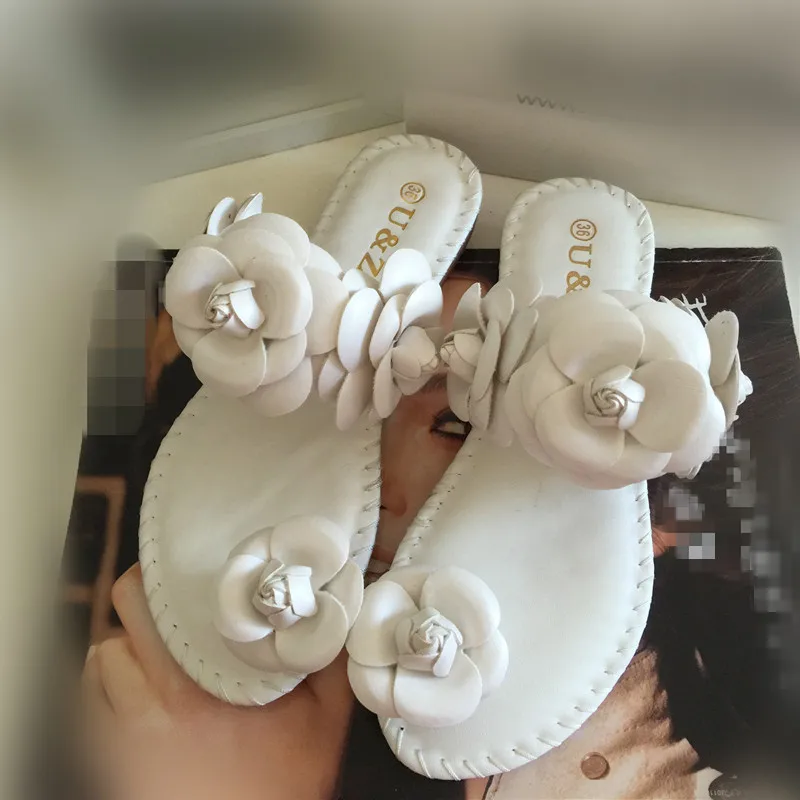Летние модные мягкие женские сандалии на плоской подошве; Милые Вьетнамки с цветком камелии; красивые тапочки с пальцами для отдыха; женская пляжная обувь