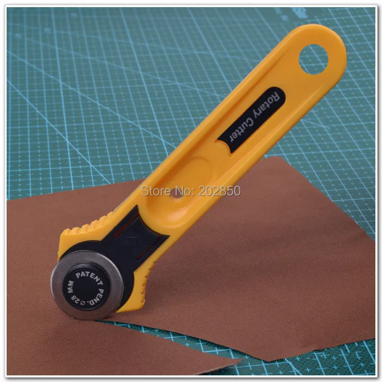 

Nine Sea Brand Rotary Cutter With Diameter 45 mm Blade,Fabric/Paper/Vinyl Circular Cut For Tailoring,Made In Taiwan,Excellent