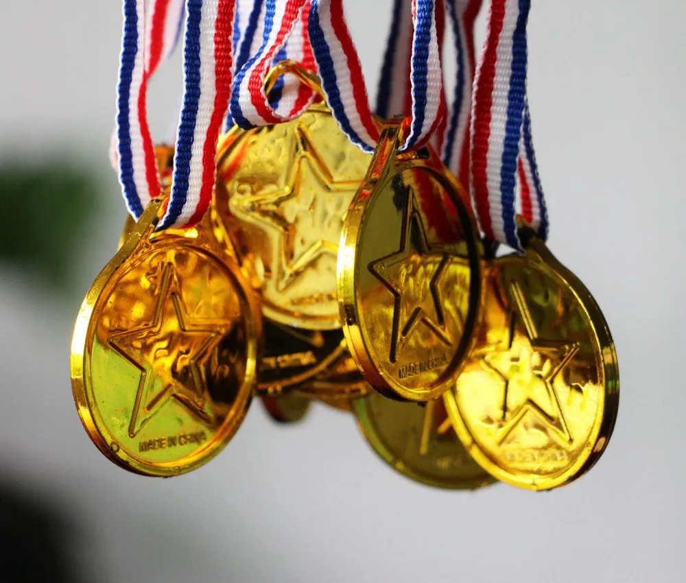 100ks děti zlato plastový vítězové medals sportovní den večírek brašna vážit si ocenění hraček pro večírek dekorace