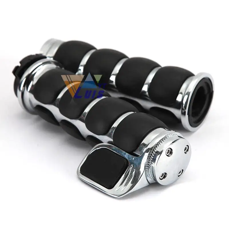 Kuryakyn Грипсы с черепом на VTX 1800