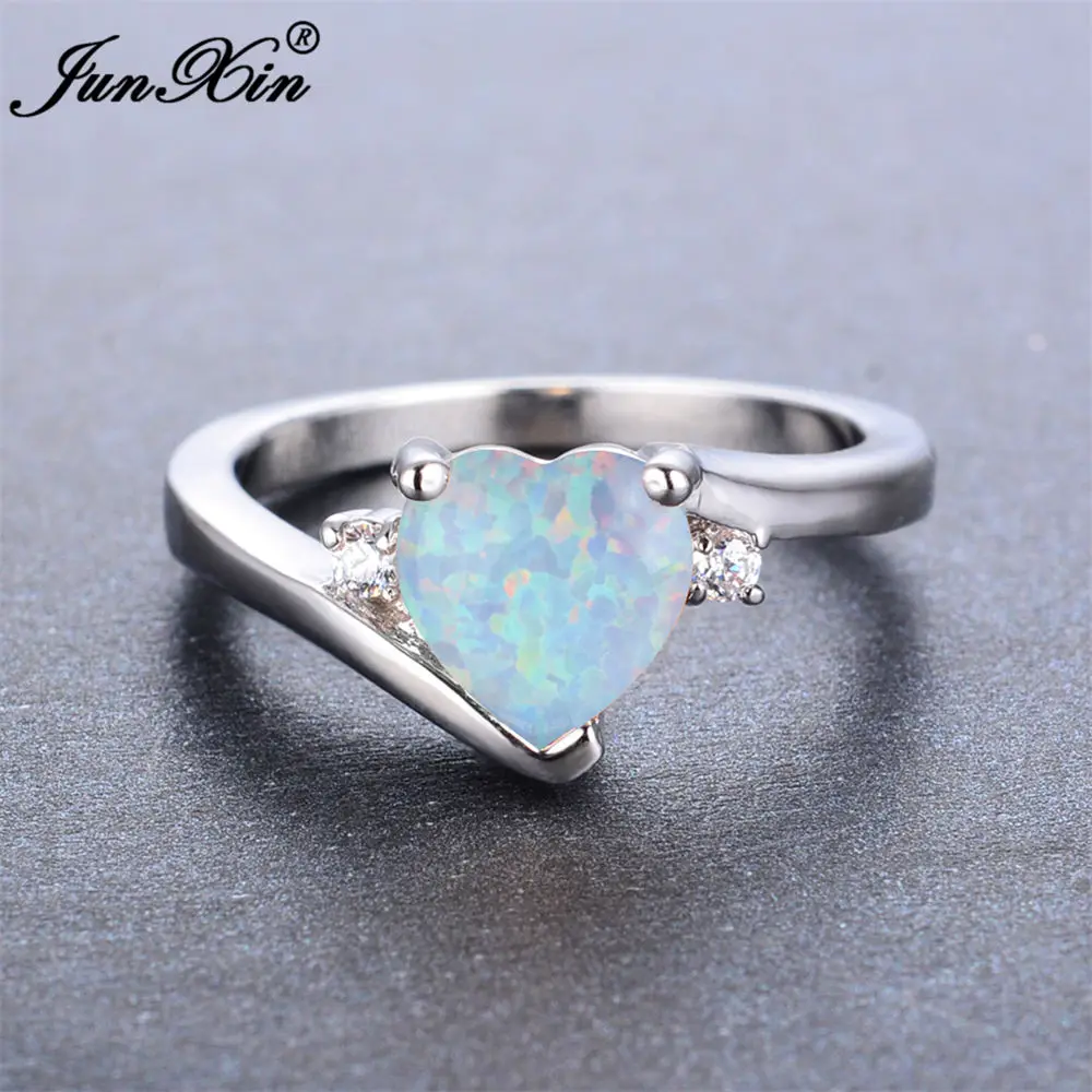 Бриллиант на пальце. Кольцо с рубином сердце. Колечко красное сердечко санлайт. Кольцо золото рубин санлайт сердцем. Кольцо с сердцем.