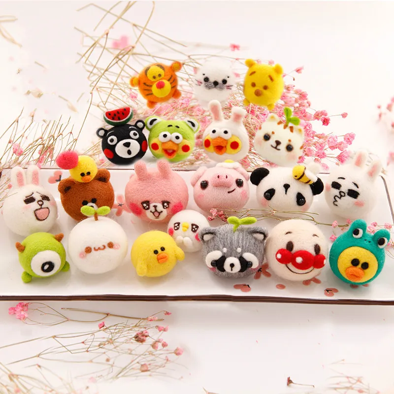

Felt Craft 1 Set DIY Material Bag for Beginner Non-finished Products Wool Felt Poke Handmade DIY Felt Poked for Needles