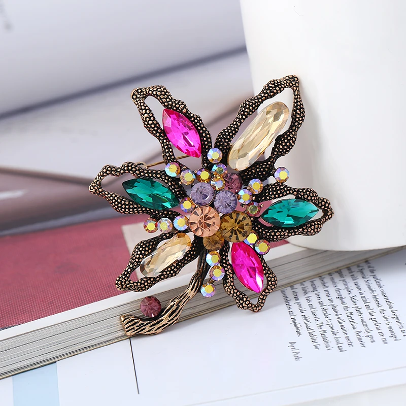 

MIARA.L Popular Costumes Creative Petals High-end Pins Abstract Brooches with Accompanying Flowers.