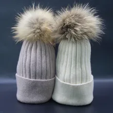 Новое поступление, шерстяные вязаные шапки с помпонами из меха енота в полоску, острый вязаный теплый помпон из натурального меха енота, шапка с помпонами разных цветов