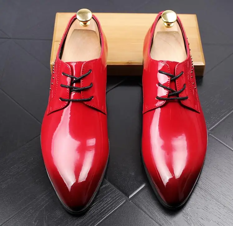 Новинка в винтажном стиле; цвет золотистый, белый, красный, с острым носком, на плоской подошве обувь мужской для свадьбы или выпускного бала выпускников Бизнес туфли-оксфорды мужская обувь