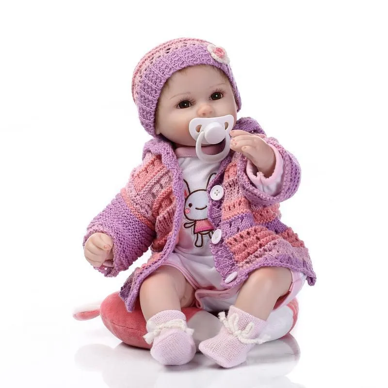 NPK 17 дюймов мягкий силиконовый Полный корпус реалистичные куклы Reborn Baby куклы Настоящее прикосновение Кукла Прекрасный Новорожденный ребенок фиолетовый свитер костюм ребенок Playmate