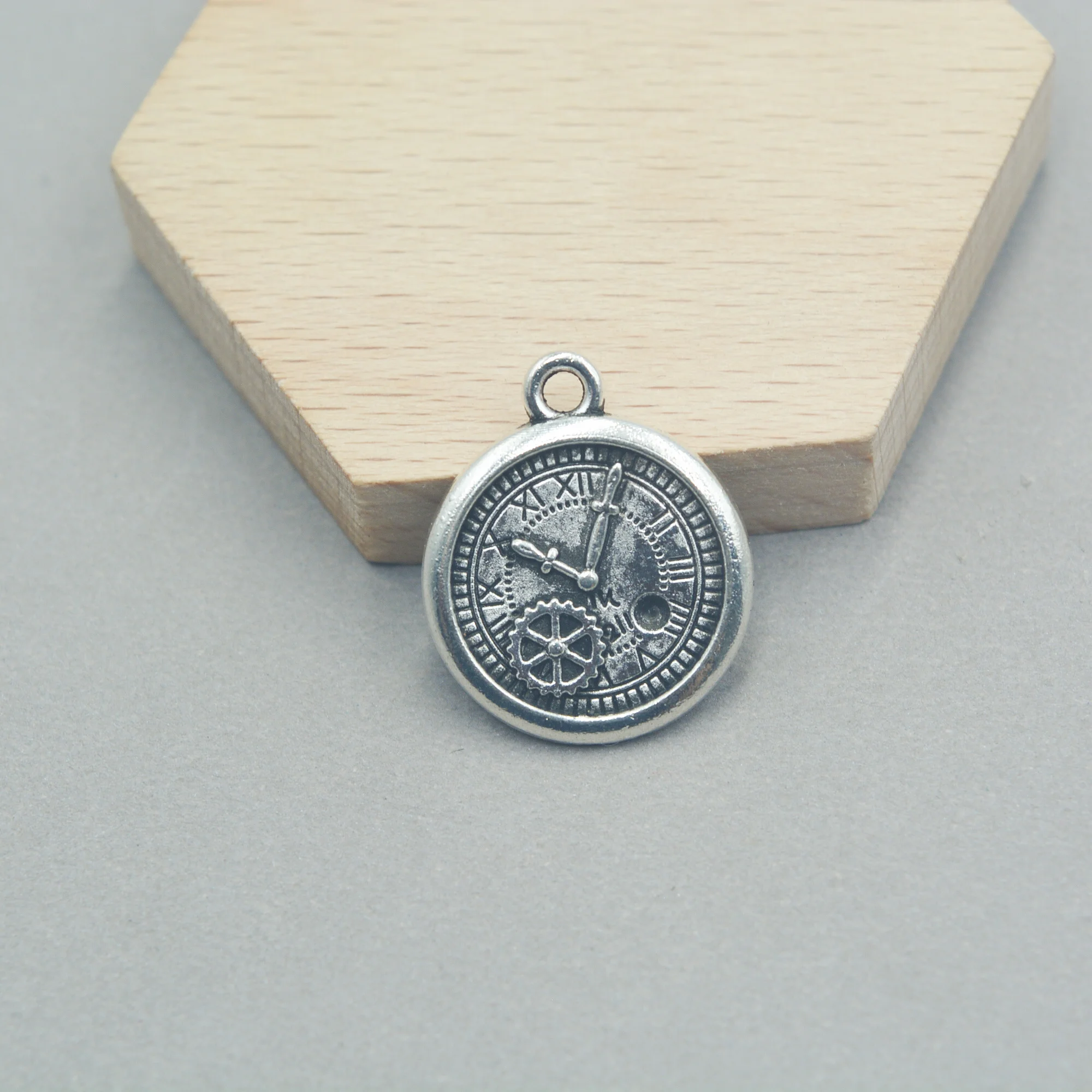 

12pcs Clock charms Antique Tibetan silver Gear clock Charm Pendants 21x18mm