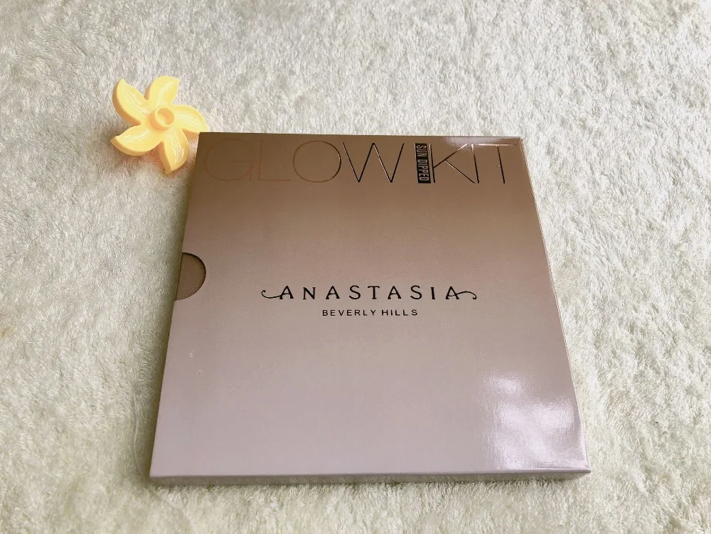 

2019 NEW Anastasia Beverly Hills all-in-one Sun Dipped Glow Kit contains 4 shades of highlighting powder highlighting face eyes
