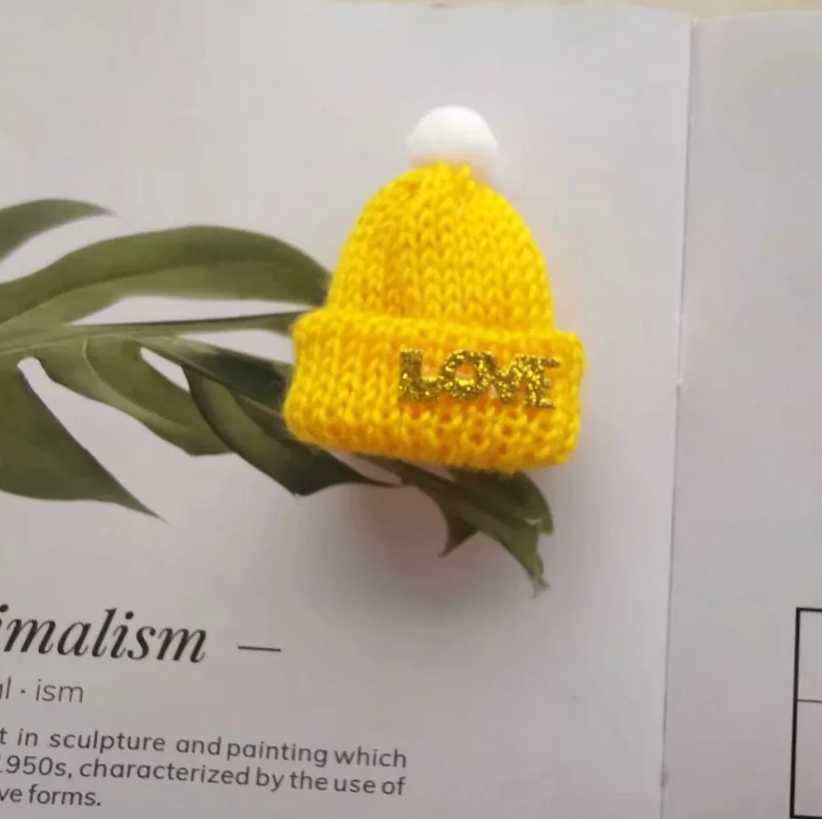 Yellow 10 шт. английская буква вязаная Подарочная шапка DIY кукла декоративные изделия поставки швейное изделие для сумки художественные материалы для рукоделия Рождественская шапка с помпоном - Цвет: Yellow