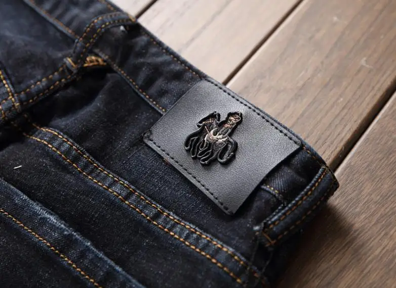 Европейские и американские Стиль Slim Fit Рваные джинсы Для Мужчин's Повседневное Птицы Животные картины вышитые Нашивки эластичный хип-хоп Брюки для девочек