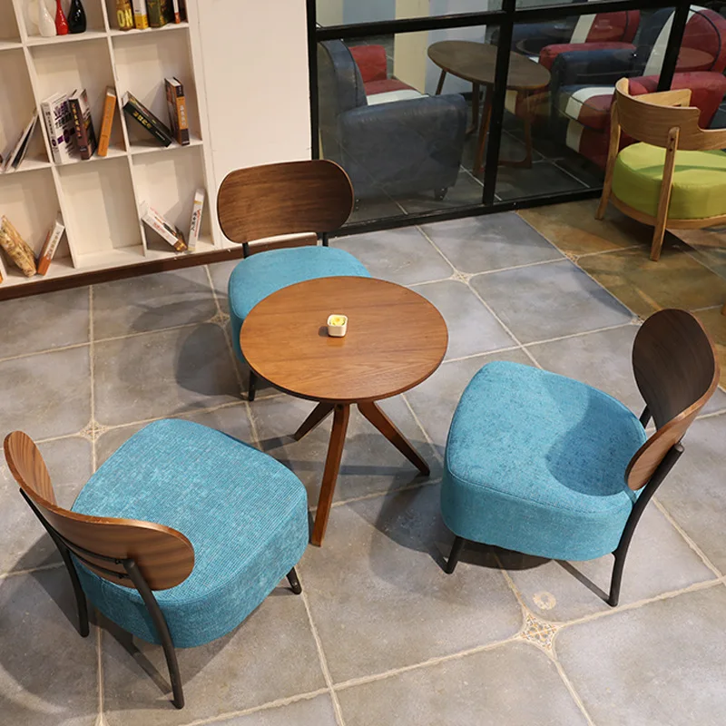 Mesa de pequeña moderna, sofá, sillas para tienda