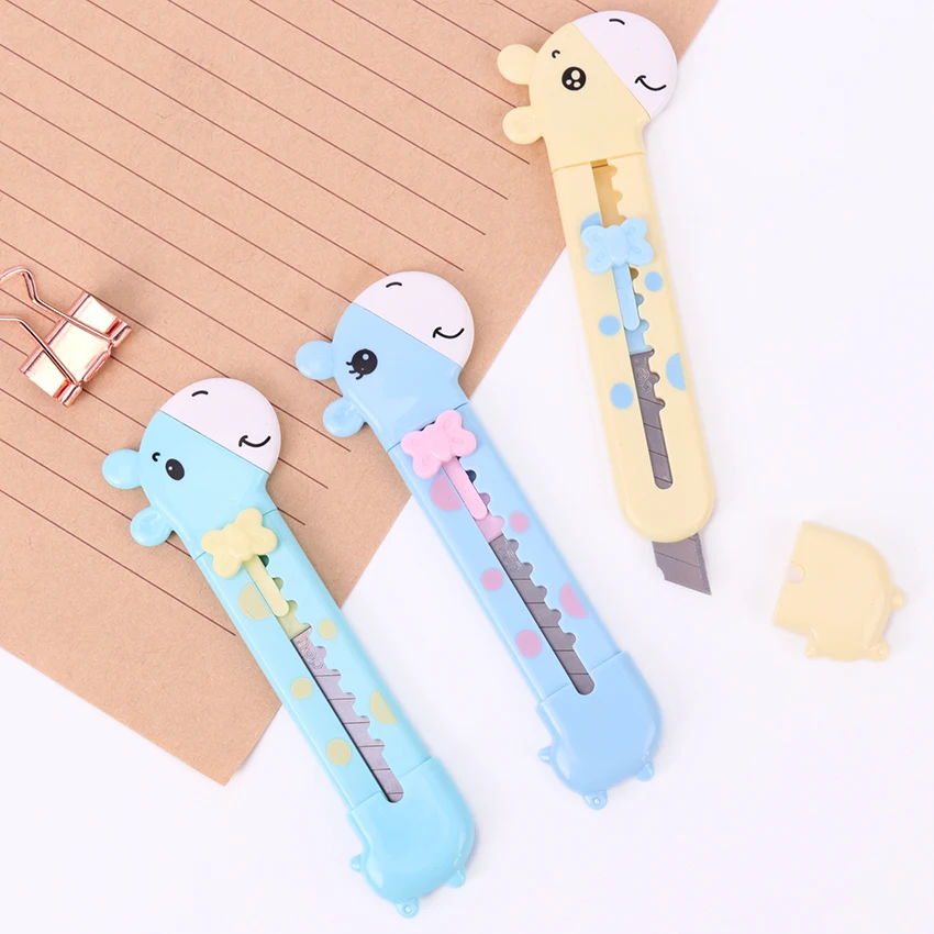 

1PC Random Lovely Small Giraffe Paper Cutting Knife Letter Opener Box Cutter Plastic Utility Knife