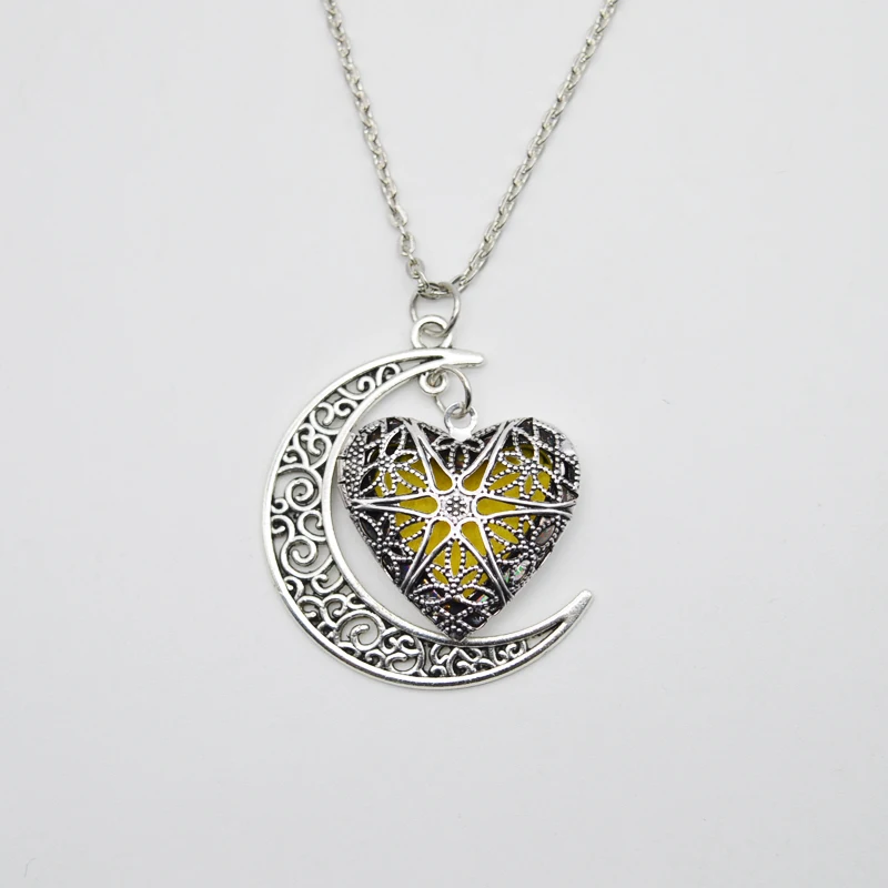 5pcs Charm Moon Heart Diffusing Perfume Lockets For Women Aromatherapy