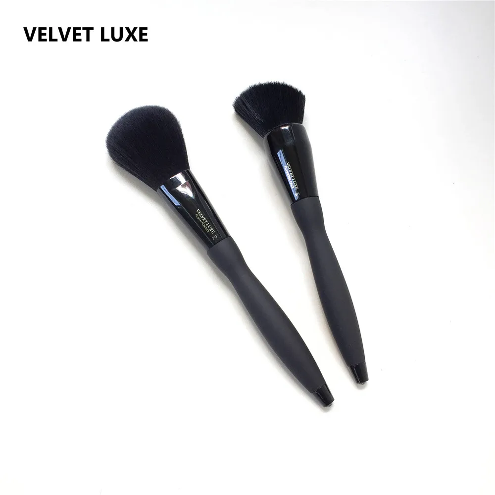 IT COSMETICS VELVET LUXE BRUSH _ 1