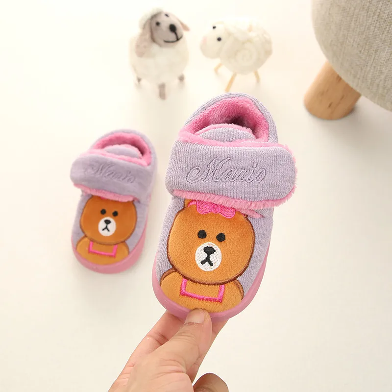 Детские домашние тапочки для девочек; зимняя детская обувь для мальчиков; домашние тапочки с милым медведем из мультфильма; детская хлопковая обувь; утепленные согревающие Тапочки - Цвет: purple