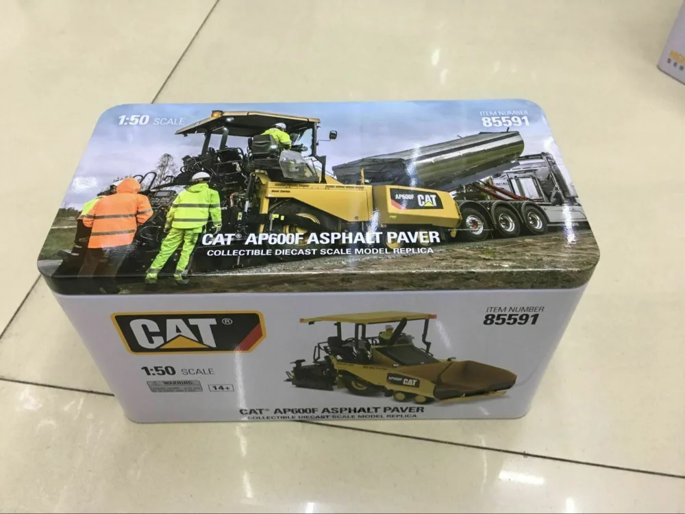 Гусеница Cat AP600F асфальтоукладчик 1:50 бренд Diecast Masters DM85591 в коробке