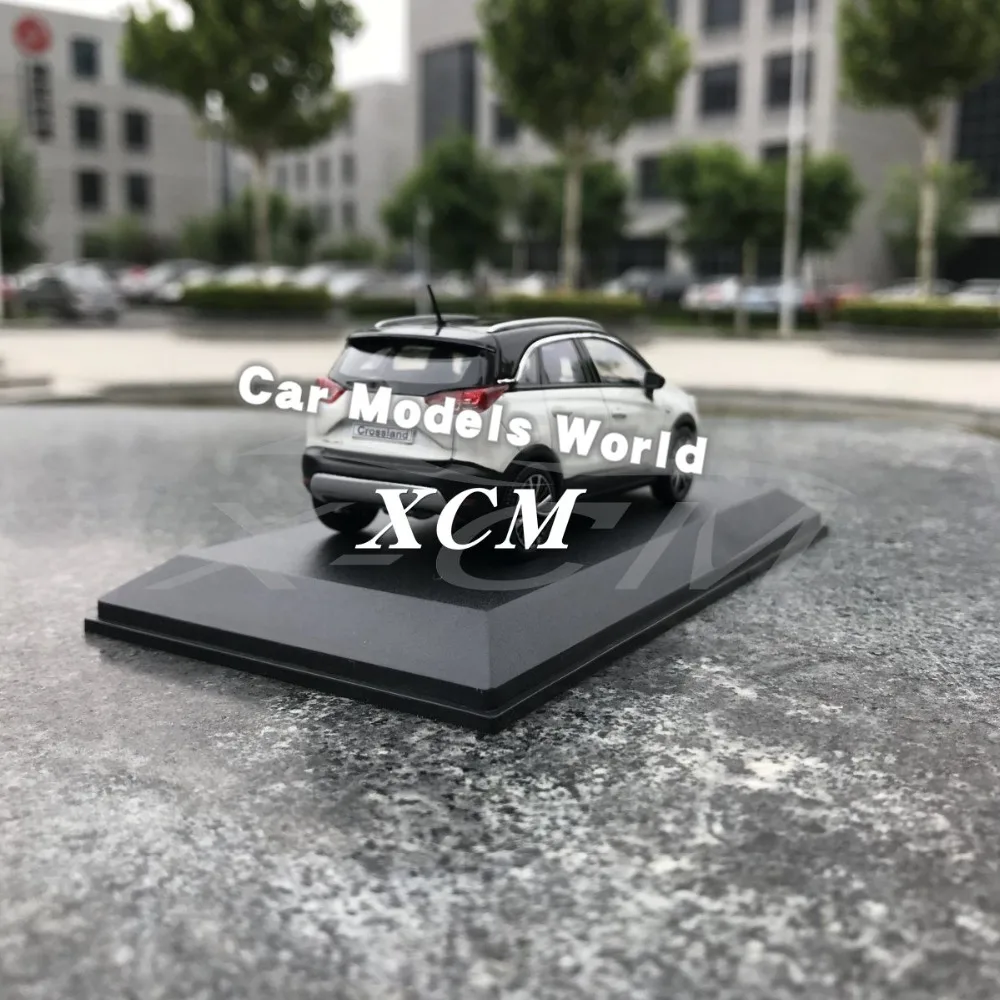 Литая модель автомобиля для Crossland X 1:43 (белый) ничего не открывается + маленький