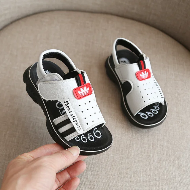 Летняя обувь для мальчиков Новые Дети сандалии из искусственной кожи, для детей, с блестками; на плоской подошве; сандалии для мальчиков Размеры 13,5 см-18,5 см