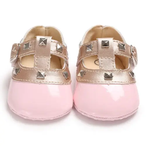 Противоскользящие носочки для маленьких девочек Bling кроватки туфли для младенцев бант, мягкая подошва Милая принцесса кожаные ботинки для маленьких девочек s на возраст от 0 до 18 месяцев - Цвет: Розовый