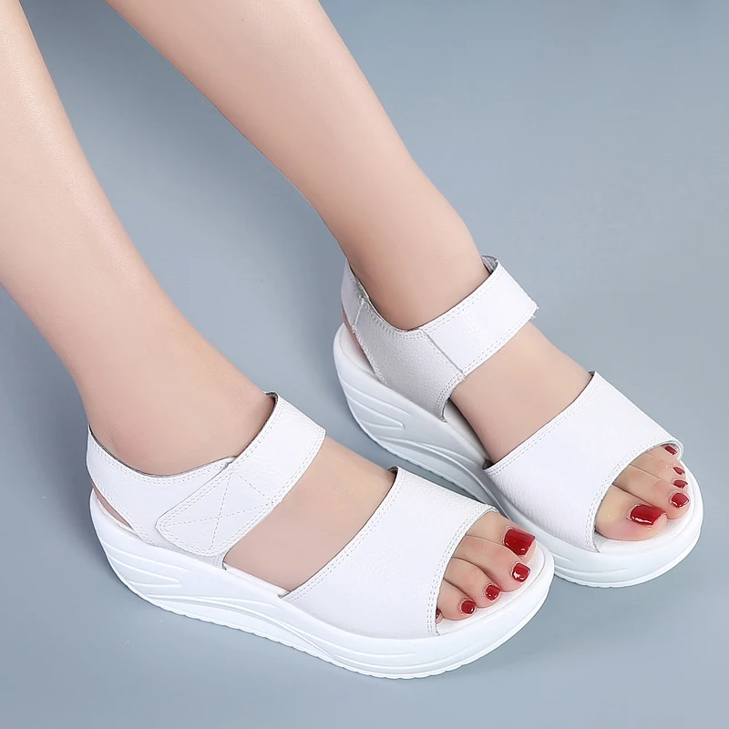 Повседневные женские сандалии BeckyWalk летние белые черные на танкетке платформе с