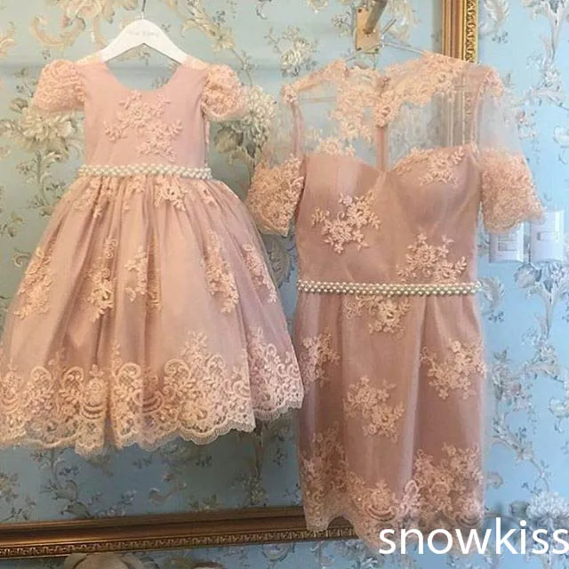 Новое поступление; кружевные платья с цветочным узором для мамы и дочки с поясом из бисера; великолепные пышные платья для маленьких девочек