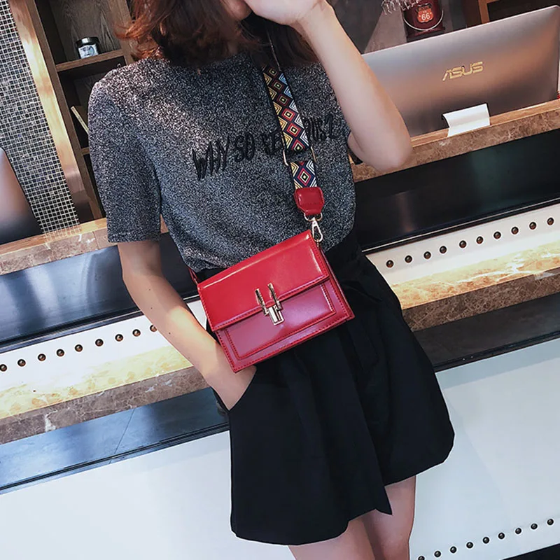 New Women Fashion Width Shoulder Bags INS Popular Female Exquisite Solid Handbag Mini Flap Lady Travel Chains Crossbody SS3474 (17)