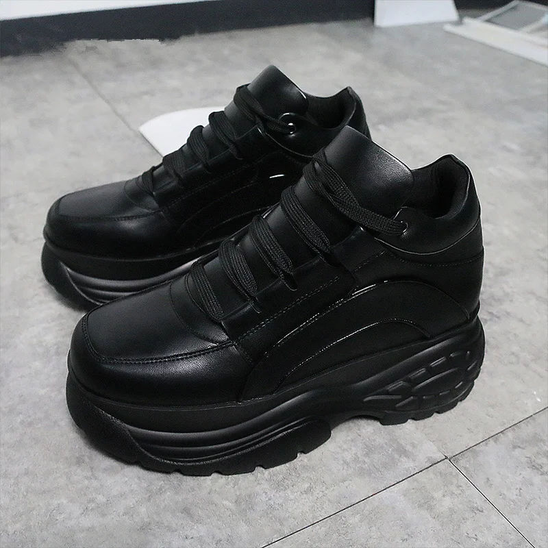 Черные кроссовки с высокой подошвой. Чёрные кроссовки женские на высокой подошве. Кроссовки чёрные на большой прдошве. Кроссовки на большой подошве женские. Кроссовки на платформе женские.