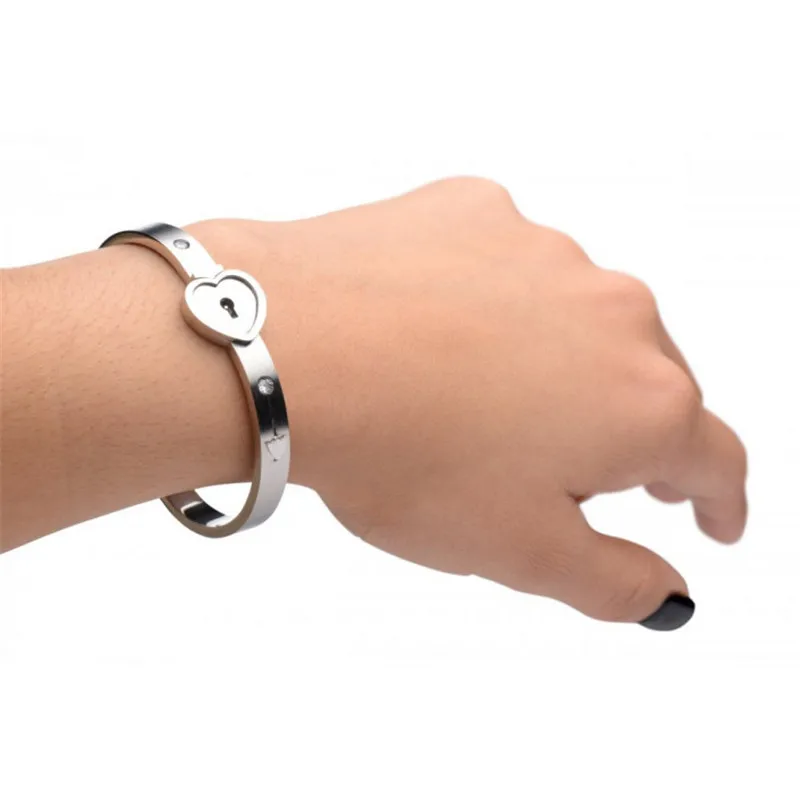 af916_hand_002_1000x668