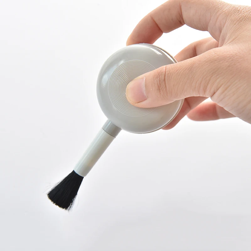 

Model DIY Makes Dust-cleaning Brushes with Air-blowing Cleaning Tools