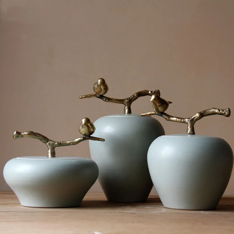 Дизайн Цветная глазурь декоративная керамическая ваза-кувшин с латунной крышкой