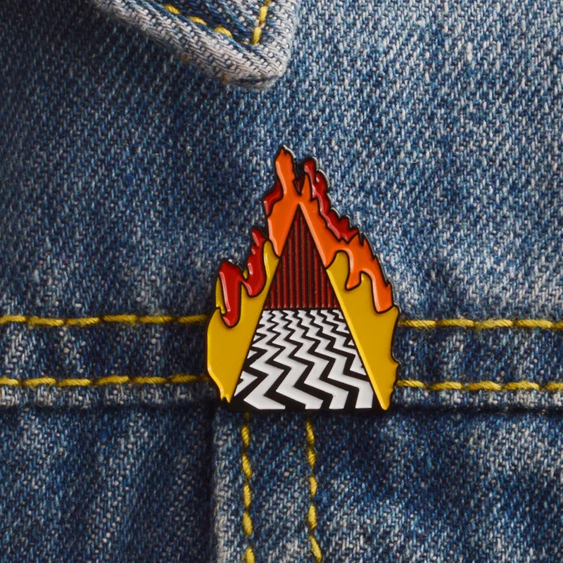 

Twin Peaks Dougie Jones Brooch Flame Red House Mystery Power Double Peak Symbol Enamel Pin Backpack Badge Friends Fan Lucky Gift