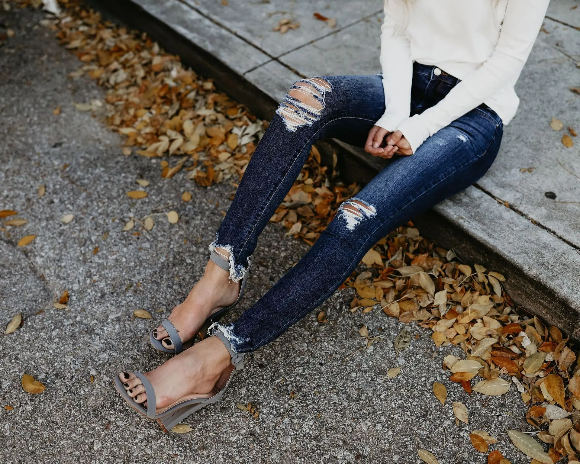 Новинка, весенние уличные модные джинсы, женские хлопковые джинсы, обтягивающие, Выбеленные, рваные, узкие брюки-карандаш, рваные, темно-синие джинсы