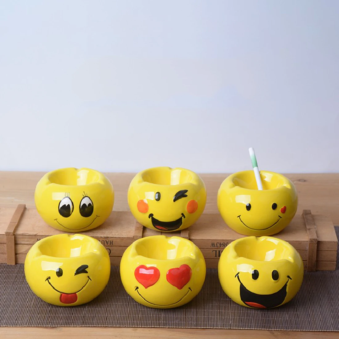 

Home Decor Smile Face Shape Ceramics Creative Ash Tray Modern Style Mini Ashtray Portable Anti-Scalding Cenicero Cigar Ashtray