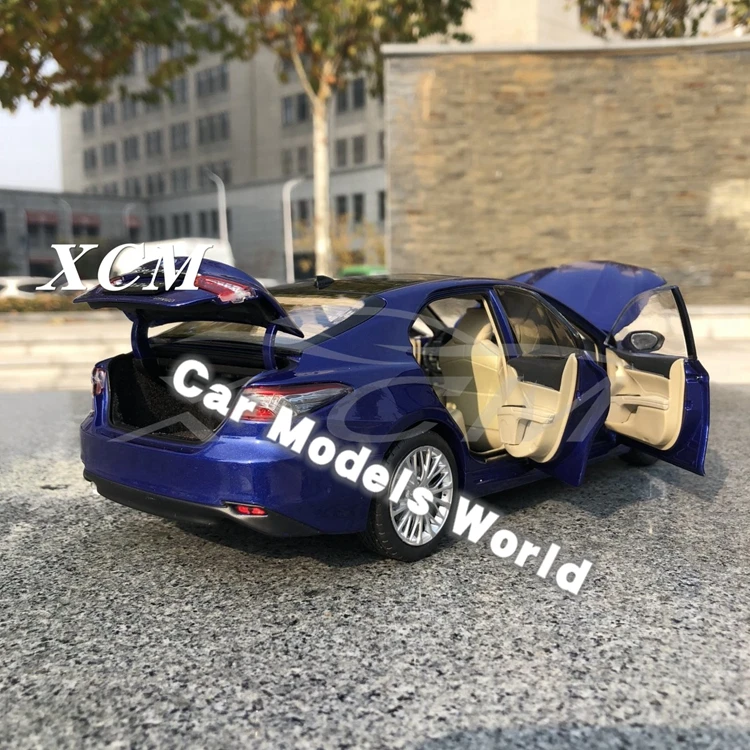 Литая под давлением модель автомобиля для 8-го поколения Camry Hybrid 1:18(синий)+ маленький подарок