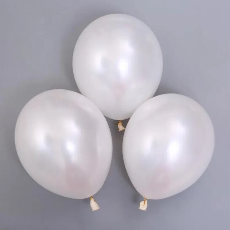 Шарики черно белые. Два белых шарика. Черно белые шары. Серебряные шары. Фотозона из белых шаров.