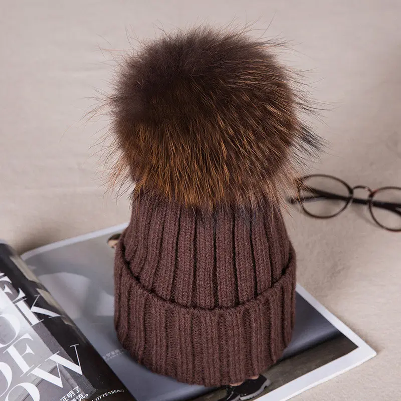 Детская зимняя шапка из меха енота для мальчиков, вязаная шерстяная шапка с цветными помпонами, зимняя плотная теплая шапка из натурального меха для маленьких детей - Цвет: brown child