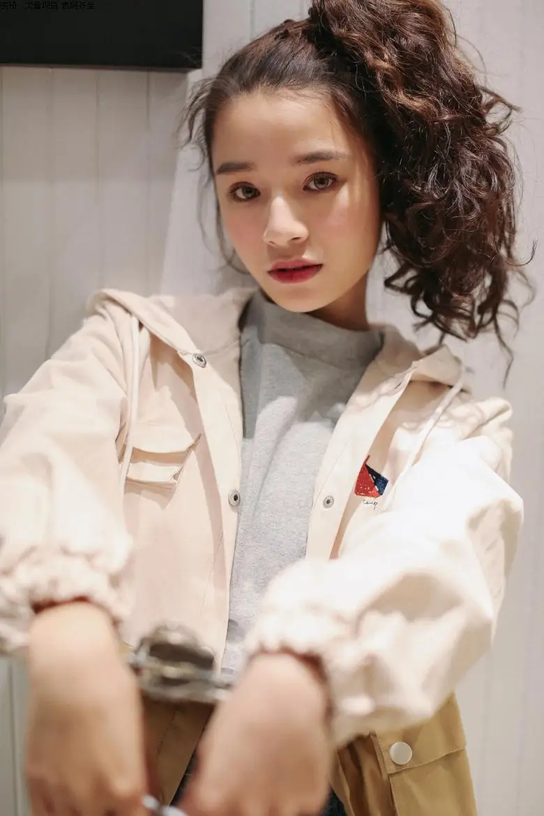 Весенняя и осенняя новая Корейская версия Harajuku ветровка Свободная дикая цветная вышивка куртка с капюшоном женская