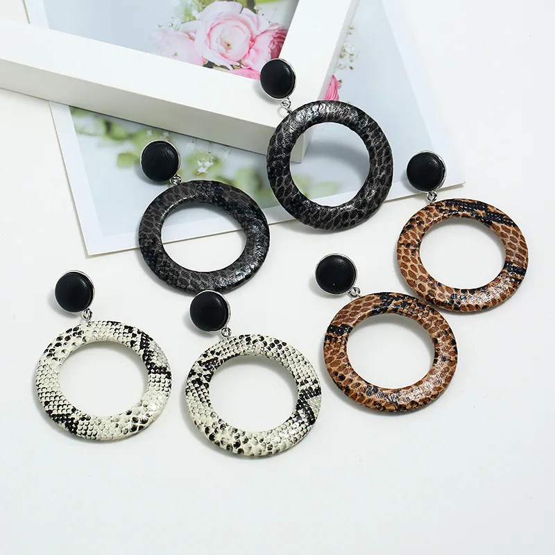

2019 Women's Earring Retro Style Snakeskin Earrings Exaggerated Geometric Ladies Earrings Personality Snake Pattern