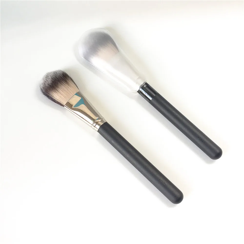 MAC 127 Split Fibre Face Brush _ 1