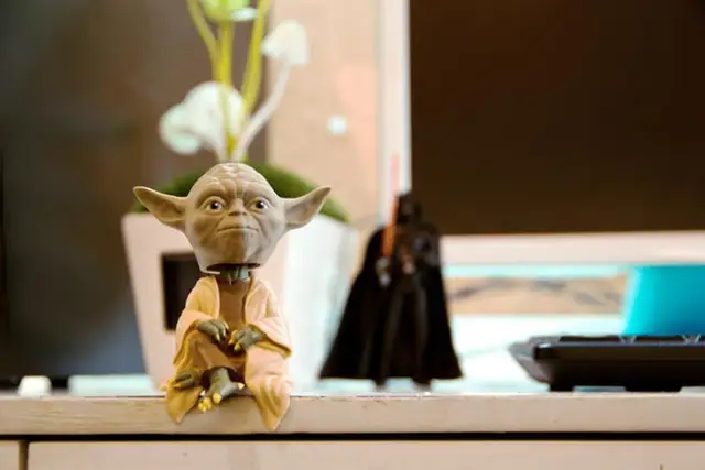 Yoda Computer Sitter Bobble-Head - Star Wars Collectors Archive