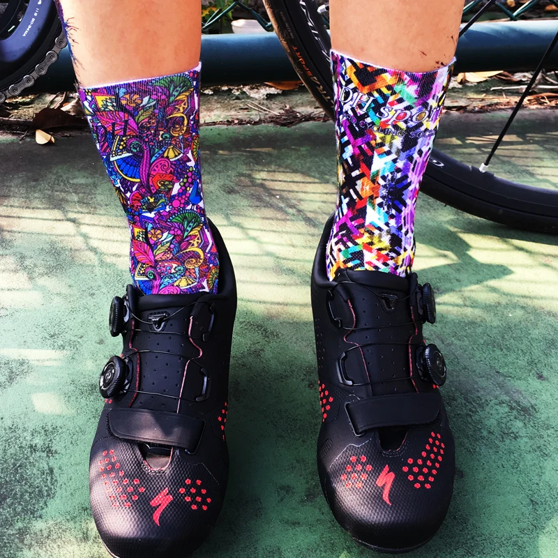 Профессиональные велосипедные носки унисекс 4 пар/лот защищают ноги медиаторы с цветными принтами спортивные носки высококачественные велосипедные беговые носки