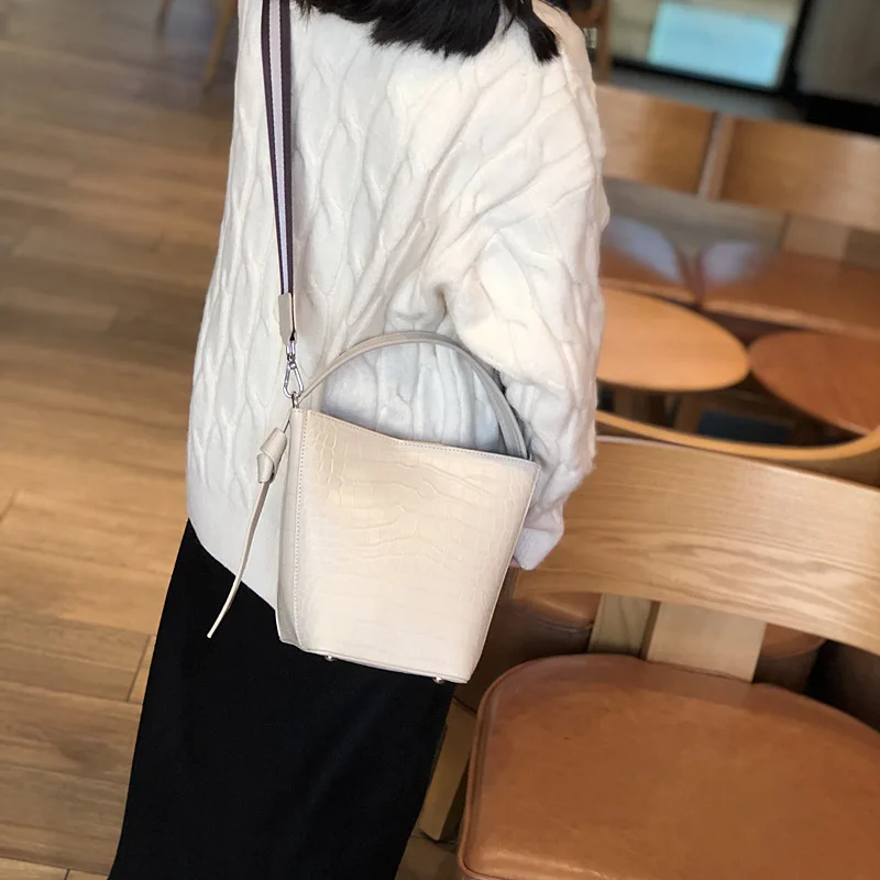 

2019 spring new bucket bag crocodile pattern retro wind handbag shoulder bag head layer leather casual handbag small