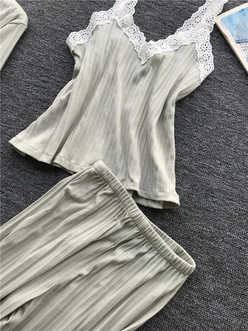 9440600237_2043651032