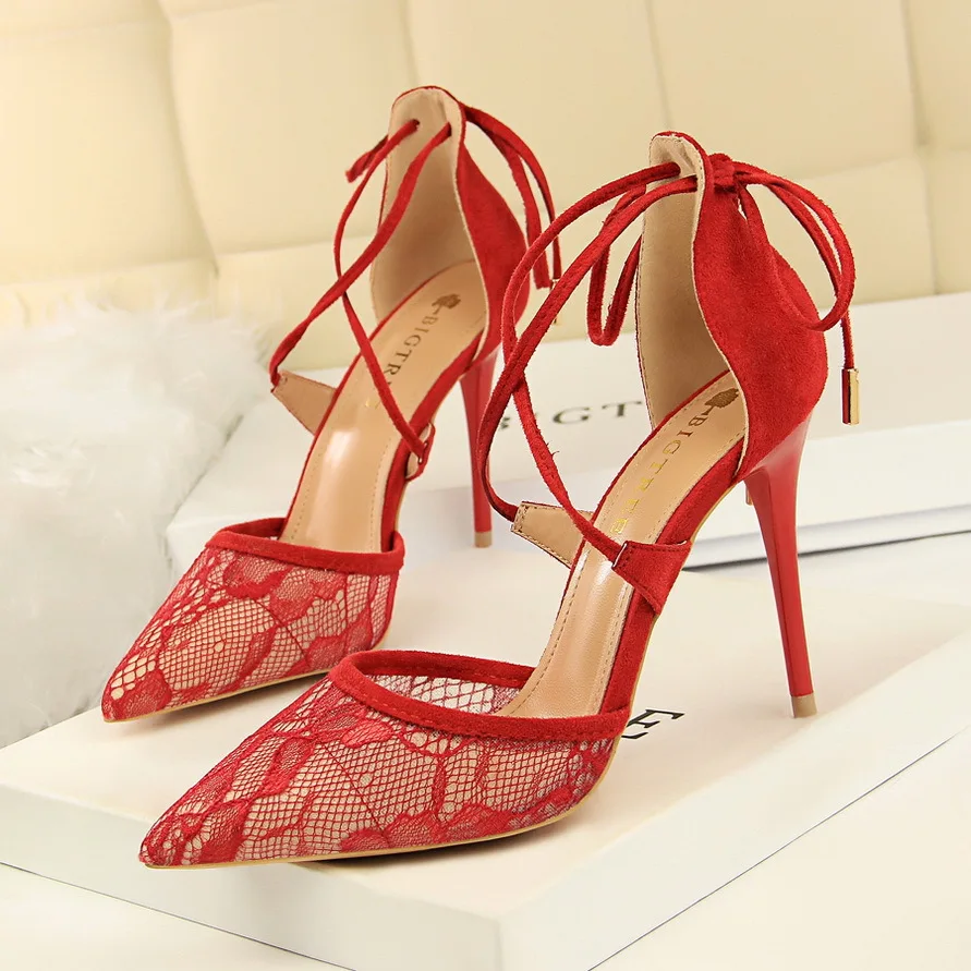 Новые летние пикантные туфли-лодочки на высоком каблуке; женские модные элегантные вечерние туфли с острым носком и кружевом; дизайнерские босоножки с перекрестной шнуровкой